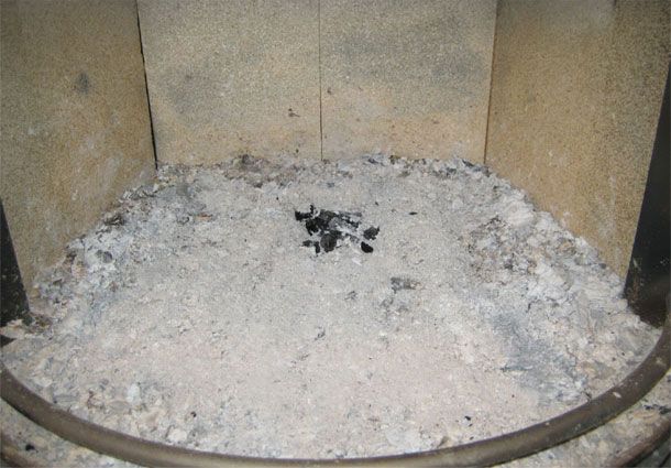 Richtig anfeuern: Aschebett im Brennraum