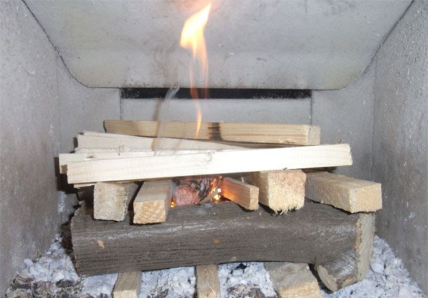 Richtig anfeuern: Anzünden des Feuers
